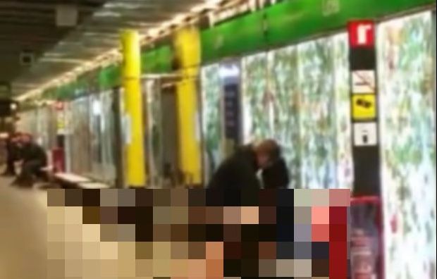 Au fost surprinși făcând sex la metrou. Călătorii au chemat imediat poliția 