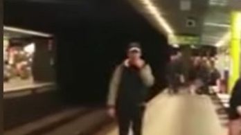 Scene incredibile la metrou: doi tineri au făcut sex pe peron, în văzul celorlalţi călători