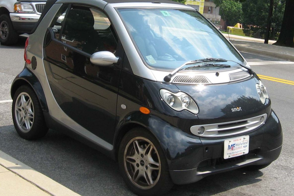 A transformat un micuţ Smart într-o maşină 4X4. Cum arată hibridul de teren prin pădure, în nămol