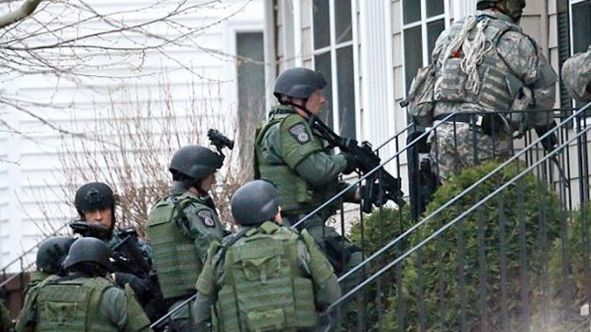 Un puşti a postat un mesaj pe Twitter.Imediat, trupele Anti-Tero au bătut la uşă lui şi l-au arestat