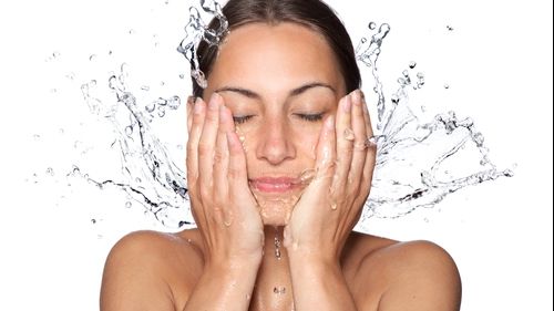 Renunță la toate cremele toxice. Folosește, în schimb, această apă-minune pentru ten