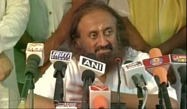 Un guru din India a transmis un mesaj de pace către ISIS. Răspunsul a fost o fotografie şocantă