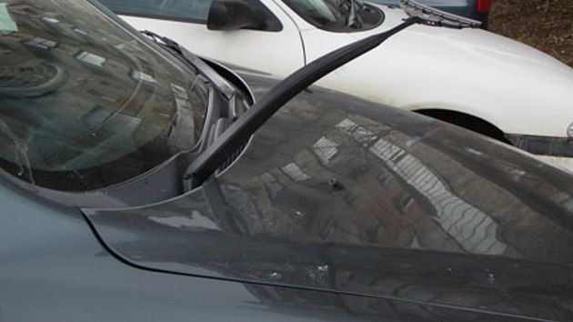 Ce riscă şoferii care ridică ştergătoarele la maşinile parcate aiurea 