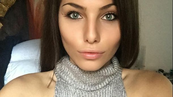 Fanii o credeau perfectă. Cum arată, de fapt, tânăra din imagine