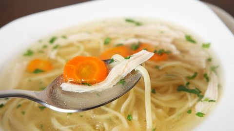 Ai gătit greșit supa de pui cu tăieței. Cum se face, de fapt