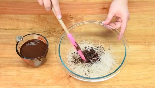 A pus ciocolată peste tăiețeii de orez. Rezultatul este fabulos! E cel mai tare desert de Paște