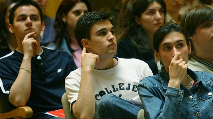 STUDIU Ce îi preocupă pe tinerii români: situația economică a României, terorismul și poluarea 