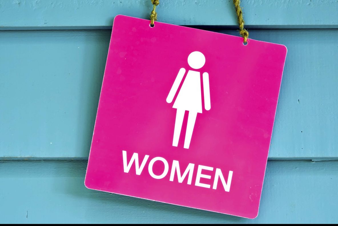 A fost scoasă cu Poliția din toaleta unui local, pentru că toți credeau că e bărbat. Ce a urmat