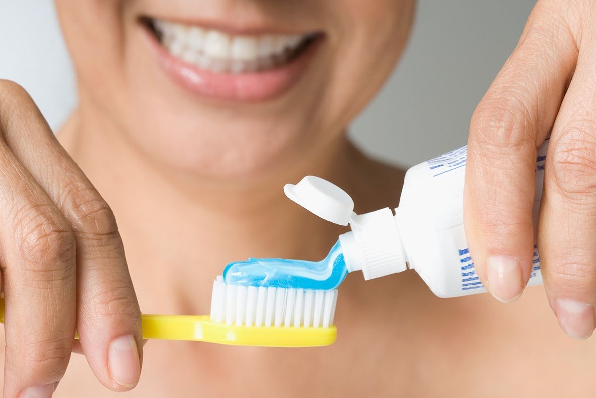 Cât de multă pastă se pune pe periuţa de dinţi? Mult mai puţin decât crezi 