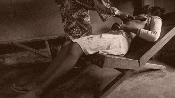 La 10 ani, aceste fete trec prin CHINURI CUMPLITE! Ce presupune ritualul "topirii" sânilor 