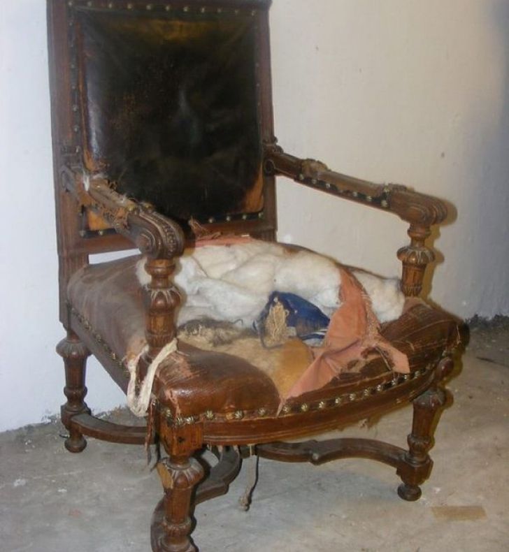 A primit gratis un scaun vechi. Nu se aştepta: A ÎNCREMENIT când a văzut ce se află în căptuşeală