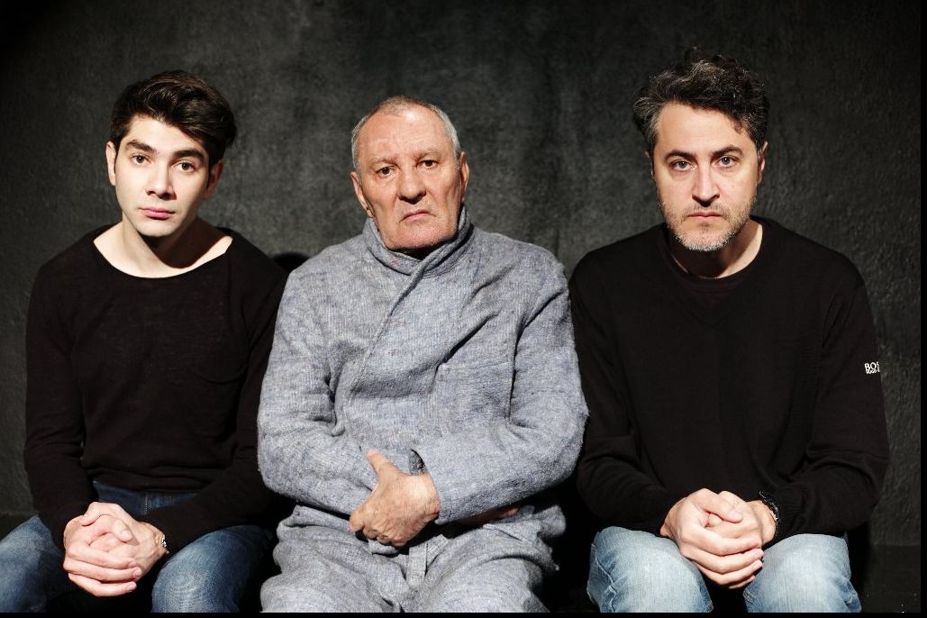  „Poți regreta ceva ce n-ai trăit niciodată?” Aceasta este întrebarea cheie din spectacolul ,,Trei''