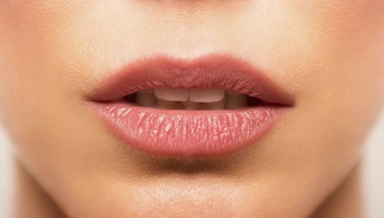 Mulţi oameni suferă de xerostomie fără să ştie. Care sunt simptomele care nu trebuie neglijate