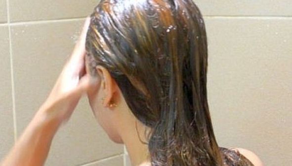 S-a spălat cu cafea pe cap. Ce s-a întâmplat cu firele de păr albe. E incredibil!