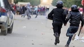 Un grup de șomeri a încercat să pătrundă în sediul guvernului de la Tunis. Mai mulți răniți