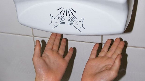 Adevărul despre uscătoarele de mâini. Nu o să le mai foloseşti niciodată după ce vei citi!