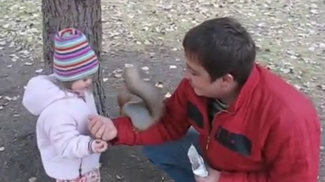 Au mers în parc să hrănească o veveriţă. Când au văzut unde ascunde mâncarea, au îngheţat!