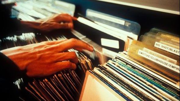 A făcut Facebook-ul să plângă. Ce bilețel a găsit un bărbat într-un disc vechi de vinil