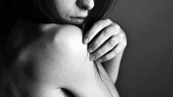 Mama și-a ținut și dezbrăcat fiica adolescentă, ca să o violeze iubitul