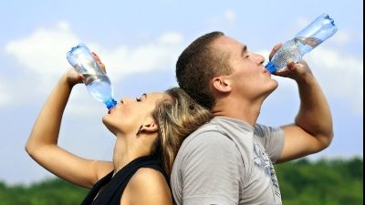 Alertă în Barcelona! Peste 4.000 de cazuri de gastroenterită de la o apă îmbuteliată infectată 