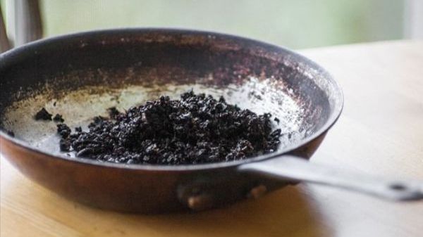 În loc sa arunce zaţul după ce face cafeaua, îl pune într-o tigaie şi face asta