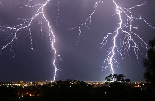 Zi neagră: 2 morţi şi 49 de răniţi de fulgere