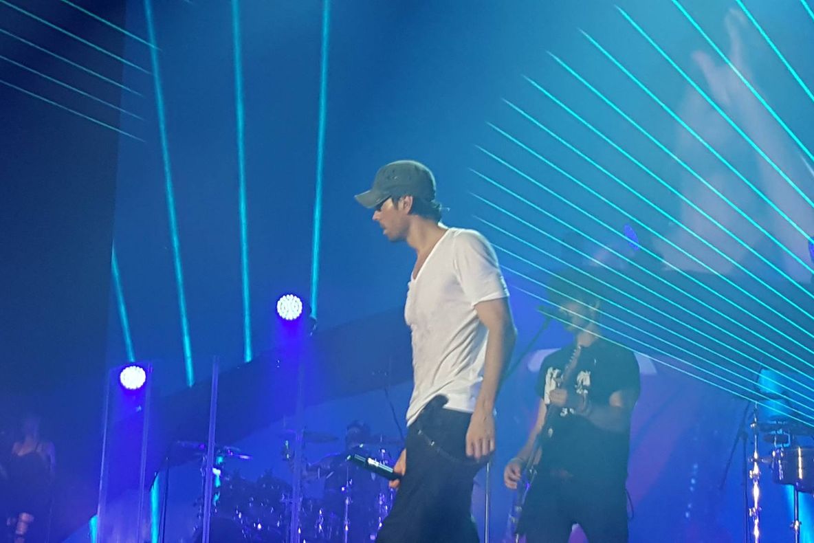 Enrique Iglesias a înnebunit mii de fane la Bucureşti