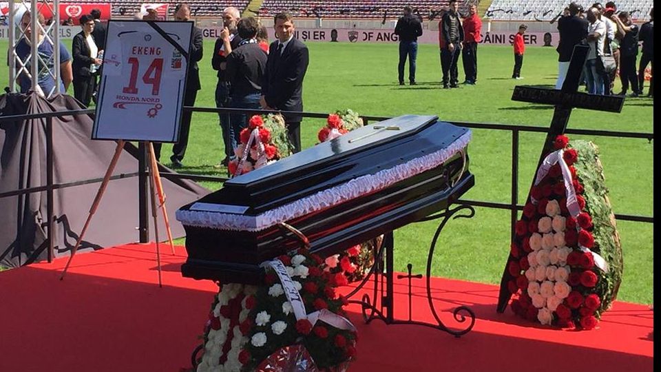 Lacrimi și suspine pentru Patrick Ekeng. A fost aplaudat minute în șir pe stadionul Dinamo. VIDEO