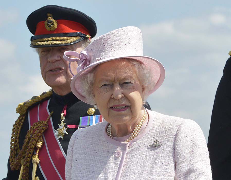 Imaginea care a șocat planeta. Regina Marii Britanii face ASTA la 90 de ani. Așa ceva...