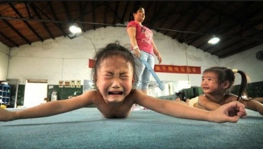 Ce adevăr ascunde această imagine. Îți vor da lacrimile. Câtă cruzime pot suporta aceste fetițe