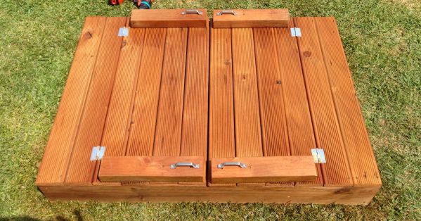 Un copil de 5 ani a găsit o trapă în curtea casei. A deschis-o şi a PLÂNS când a văzut ce era