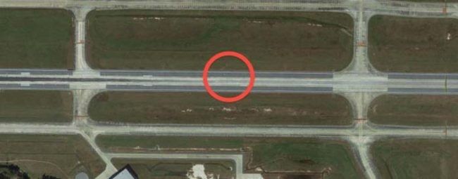 A găsit aeroportul pe Street View. A dat zoom și a avut parte de o surpriză morbidă. S-a îngrozit!