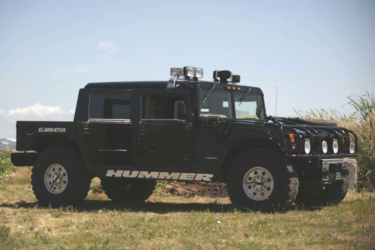 Au scos la vânzare un Hummer cu 100.000$.Când a auzit cui i-a aparţinut, un client a oferit 337.000$