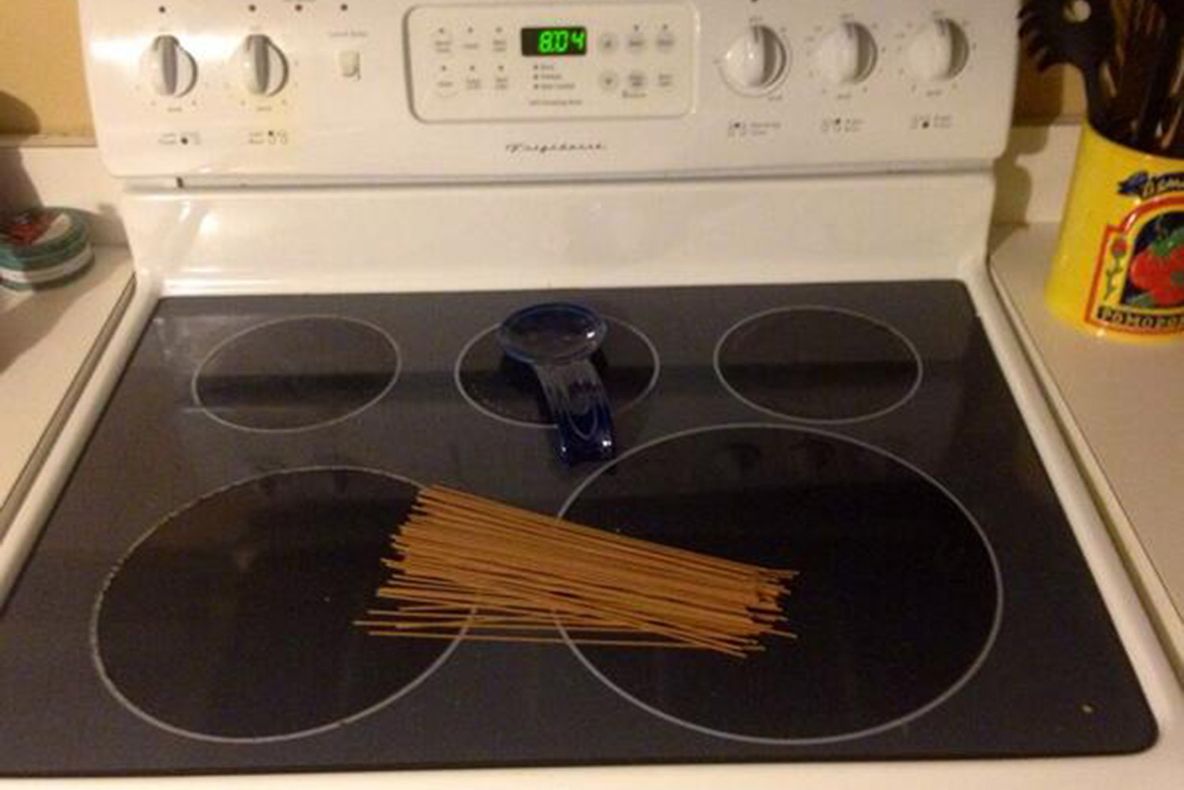 Ce se întâmplă când bărbații primesc pe cap treburile casnice și copiii. Vei râde garantat!