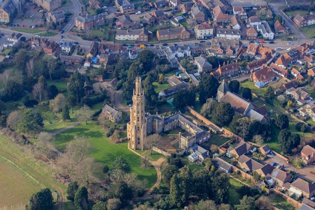 ”Turnul” lui Rapunzel există și are un interior de poveste. Rămâi fascinat!