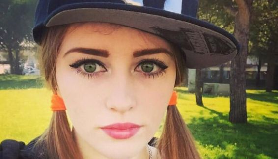 Trăieşte o DRAMĂ! Are un chip de păpuşă Barbie, dar bărbaţii fug de ea. Cum arată de la gât în jos