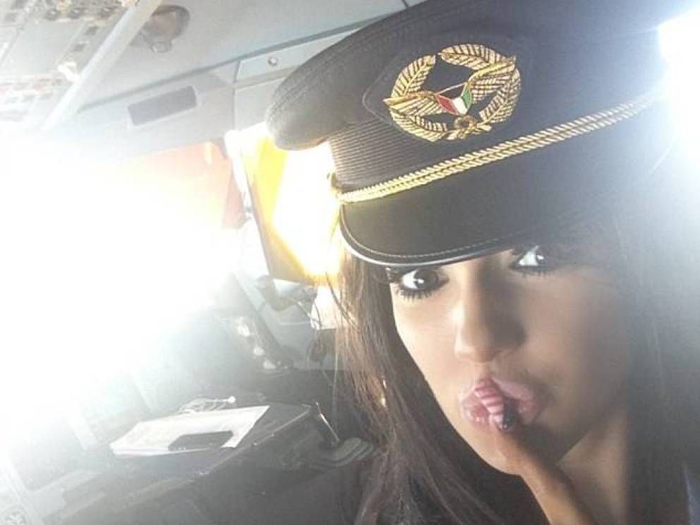 Ce a făcut un căpitan de avion cu două stewardese în cabina piloţilor în timpul zborului.REVOLTĂTOR