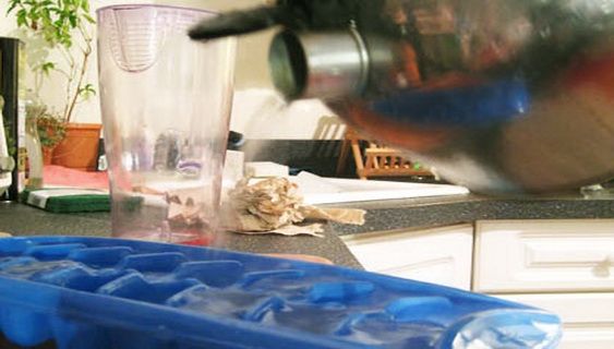 A turnat apă caldă în tăviţa pentru gheaţă, iar rezultatul e uimitor! Nu vei mai proceda altfel