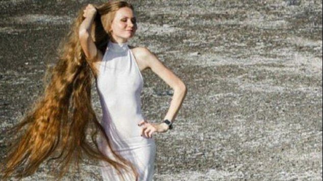 Rapunzel în viața reală. Cum arată tânăra care nu s-a mai tuns de 13 ani