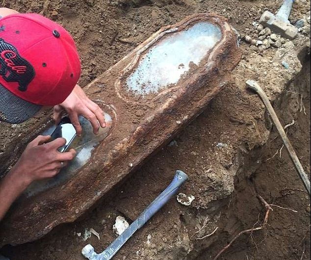 A găsit sicriul unei fetițe, vechi de 145 de ani. S-a cutremurat după ce a ferit capacul. Micuța...