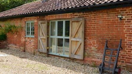 A auzit un zgomot ciudat dintr-o magazie. A înlemnit când a deschis uşa: "Nu se poate aşa ceva"