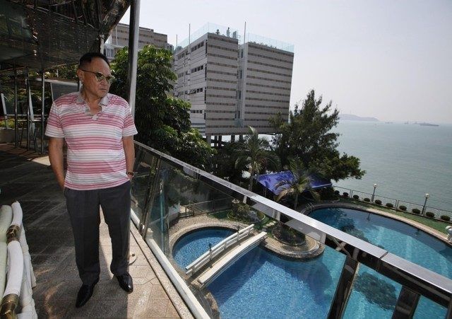 Oferă 180 de milioane de dolari celui care o ia de soţie pe fiica sa