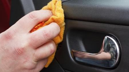 Greşeala pe care o fac majoritatea şoferilor atunci când merg la spălătorie