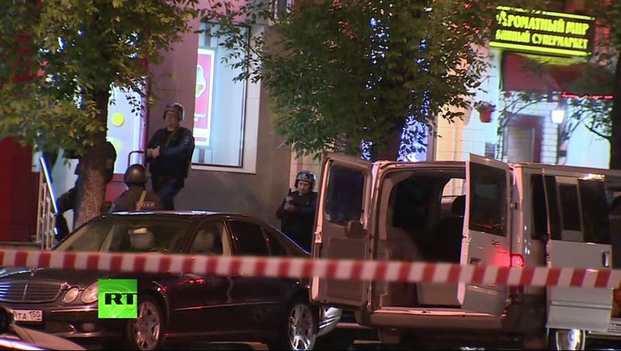 Luare de ostatici la o bancă din Moscova. Atacatorul amenința că aruncă în aer clădirea