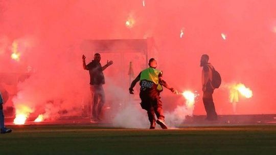 După meci, 400 de suporteri au pătruns pe stadion şi au făcut prăpăd 