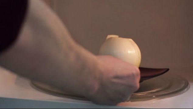 A băgat o ceapă la cuptorul cu microunde, pentru 30 de secunde. Te va convinge să încerci și tu!