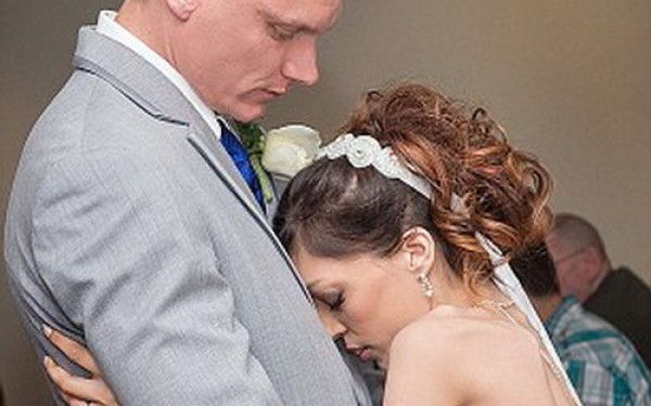 Nunta la care toată lumea a plâns cu lacrimi amare. Motivul e cumplit. Mireasa abia aflase totul