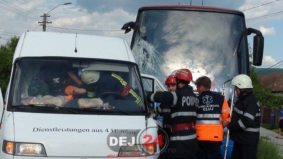 Autocarul unei echipe de fotbal, implicat într-un accident de circulație
