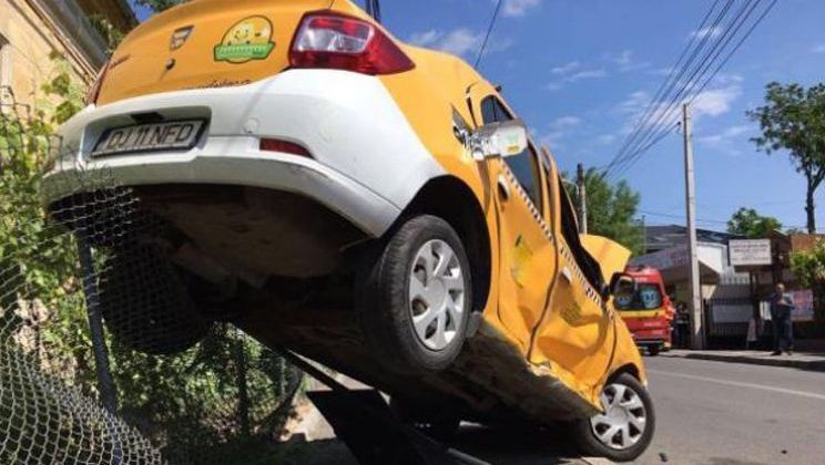Accident violent în Craiova. Un autoturism a fost poiectat pe un gard