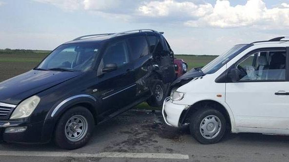 Accident violent. Microbuz cu 10 oameni la bord, izbit de o maşină de teren